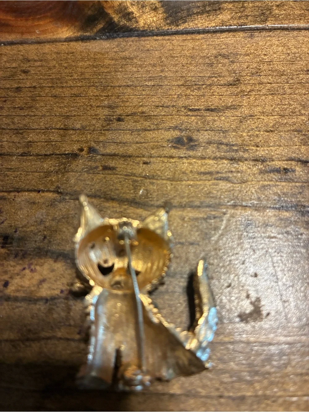 Gold-Tone Green Crystal Cat Brooch - Elegant Pet Jewelry Accent